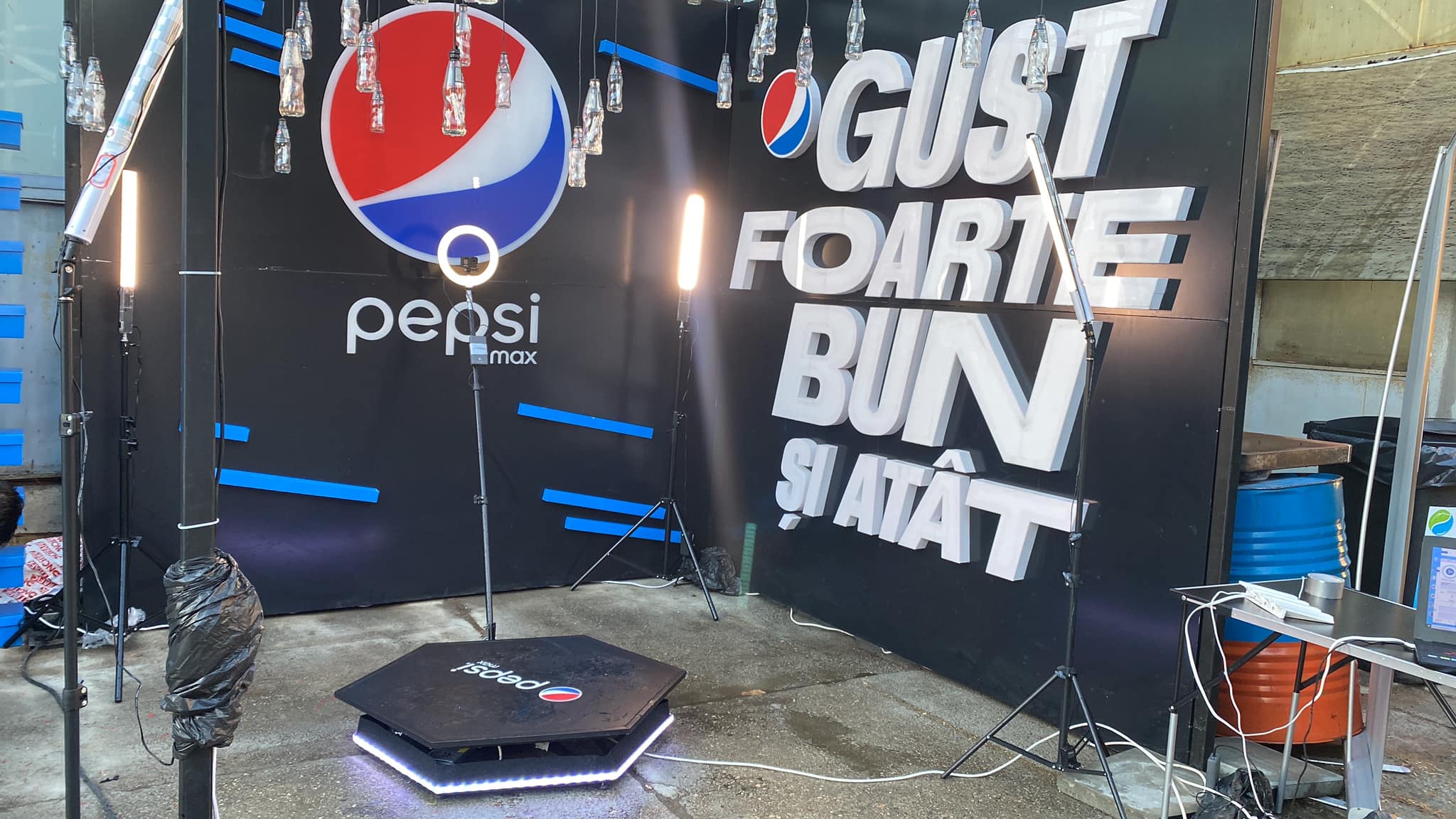 Grup de invitati fericiti pozand pe platforma foto 360 Happyjoybooth cu lumini ambientale si brat rotativ