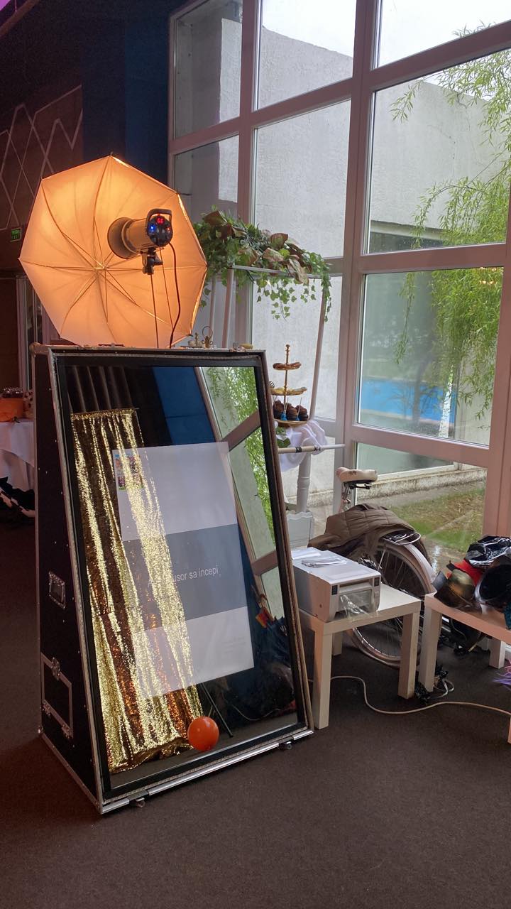 Brațul rotativ surprinde un cuplu fericit pe platforma 360, creând clipuri dinamice cu efecte cinematografice