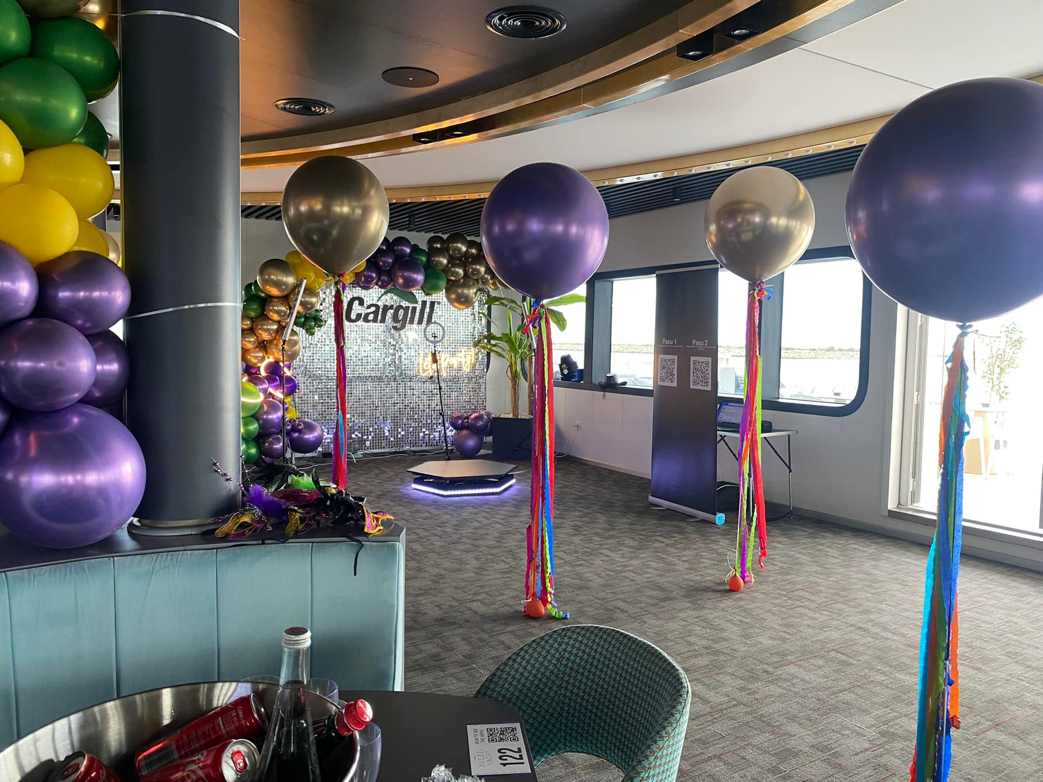 Invitati interactionand cu oglinda foto magica Happyjoybooth, touchscreen si efecte vizuale animate