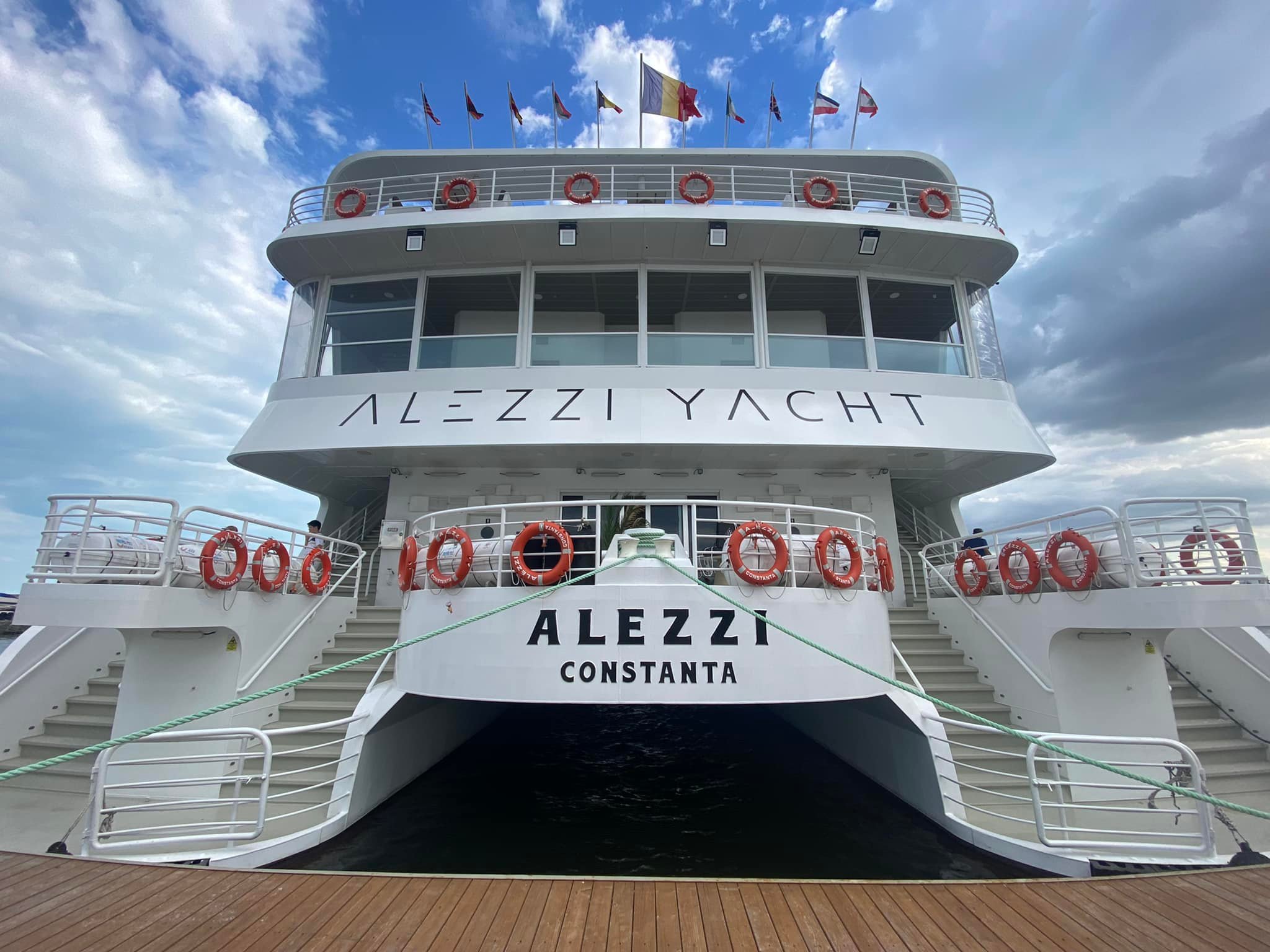 Invitați pe platforma 360 la un eveniment corporate, cu mișcări elegante și efecte cinematografice profesionale