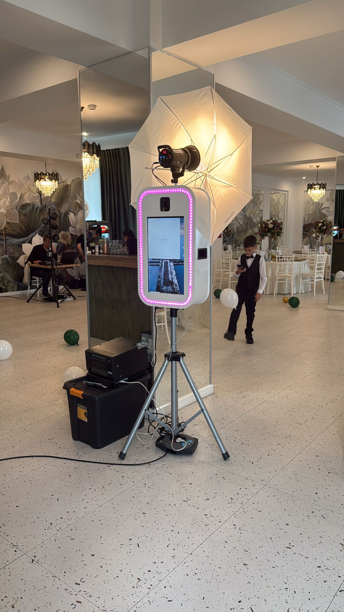 Cabina foto premium Happyjoybooth pregatita pentru distractie cu lumini ambientale si invitati entuziasmati