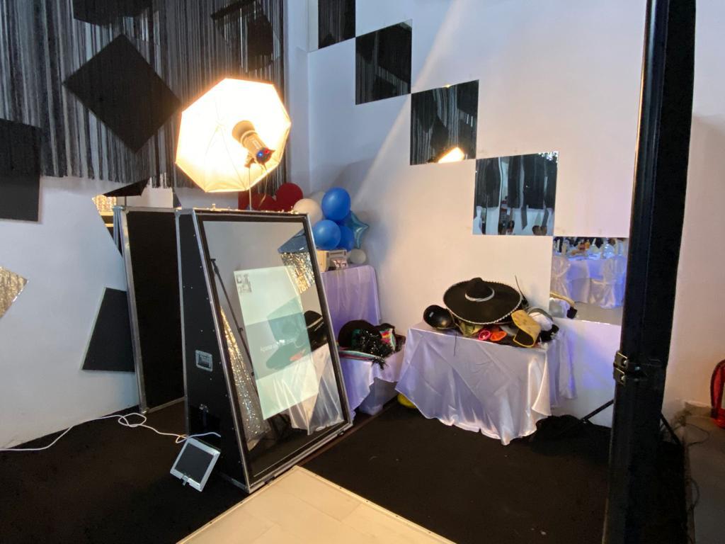 Invitati interactionand cu oglinda foto magica Happyjoybooth, touchscreen si efecte vizuale animate