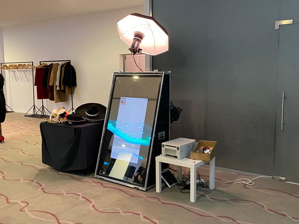 Detaliu din meniul interactiv al oglindei foto, cu opțiuni tactile și efecte vizuale pentru selfie-uri personalizate