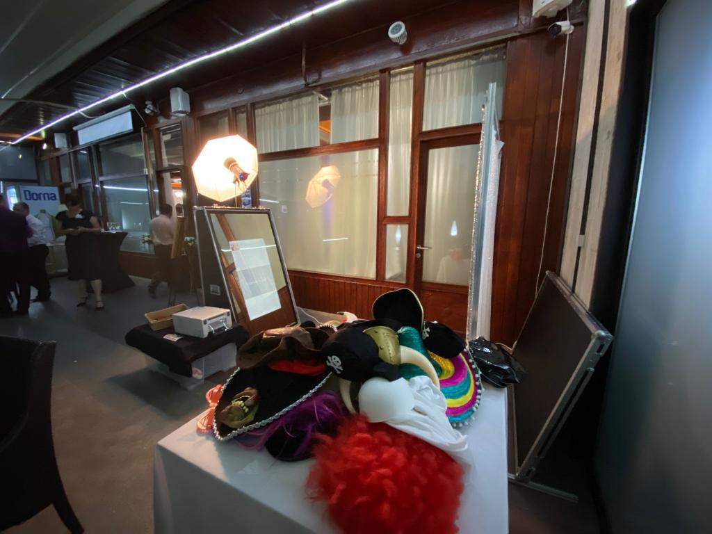 Animații personalizate pe oglinda foto cu touchscreen interactiv și efecte vizuale captivante pentru invitați