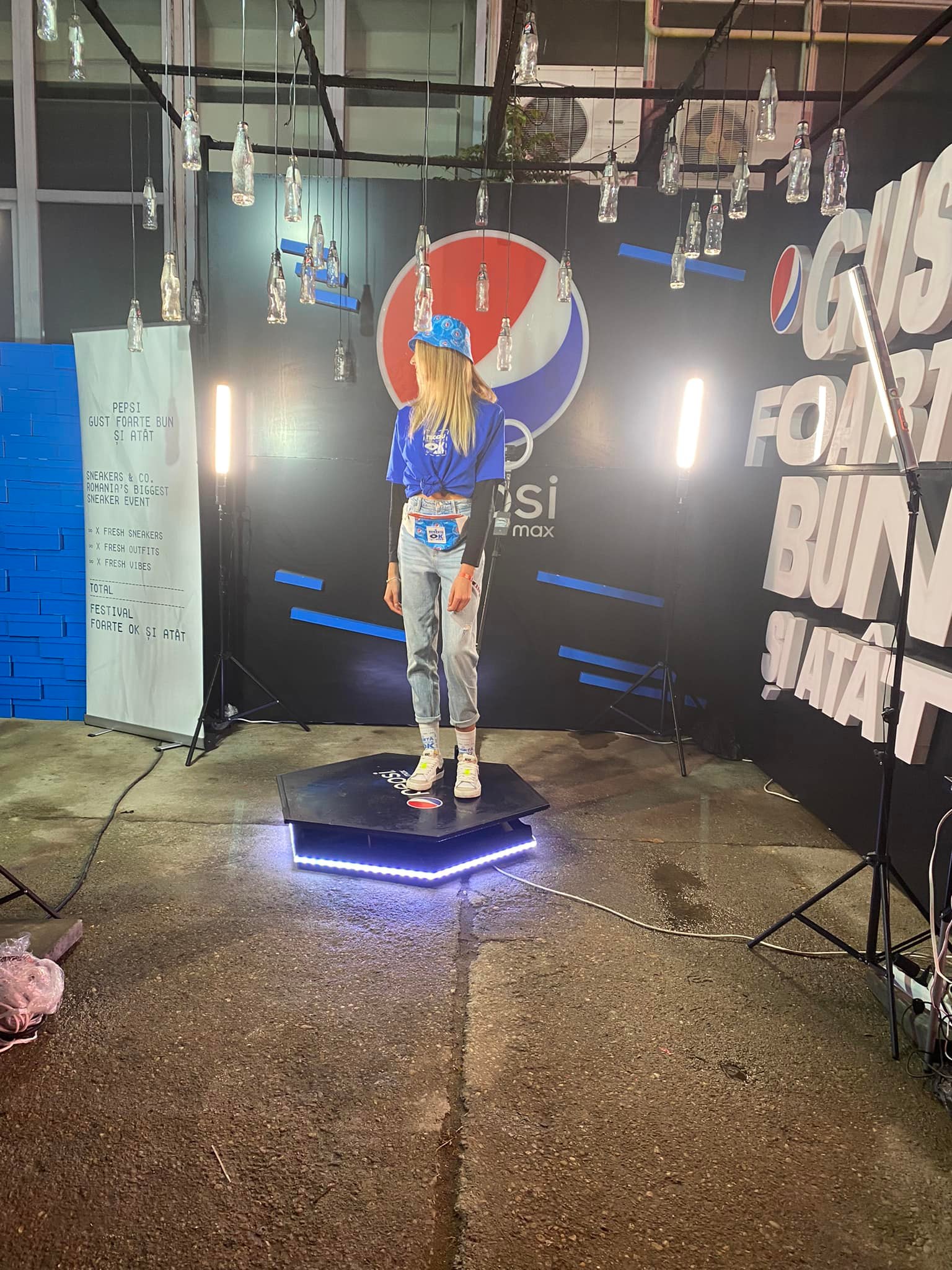 Printuri foto instant pentru invitați fericiți care își iau amintirile direct de la cabina foto Happyjoybooth