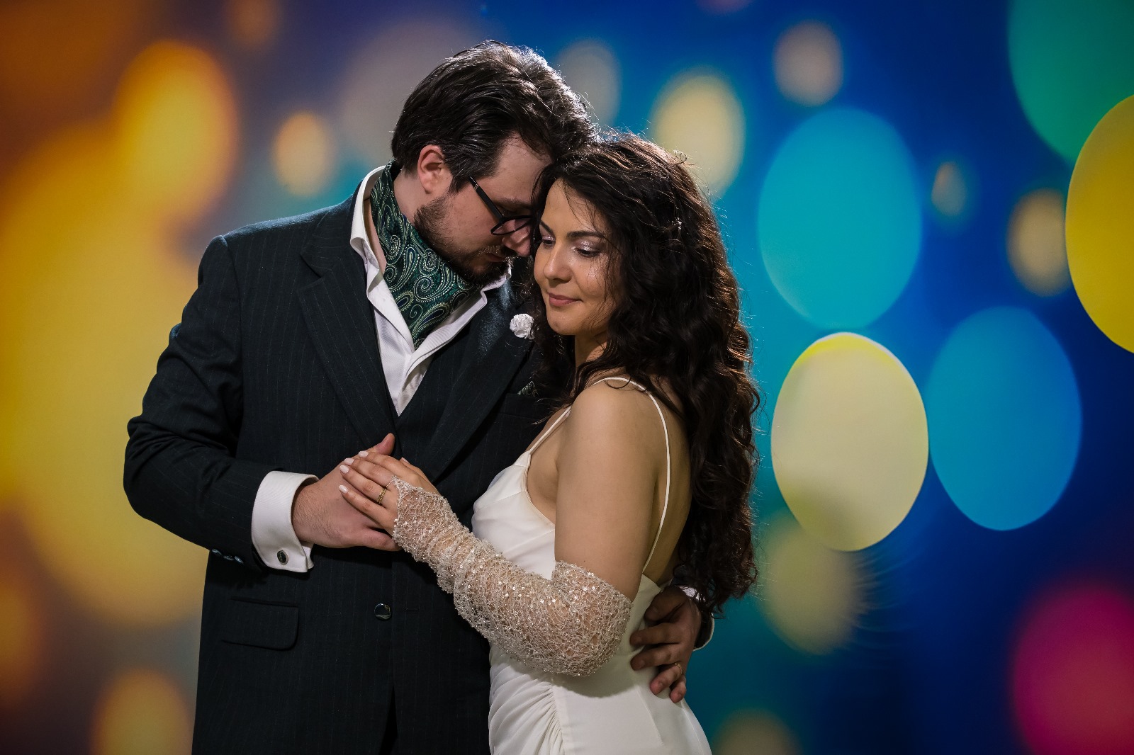 Cabina foto cu ramă luminoasă și invitați care pozează cu recuzită LED pentru fotografii memorabile