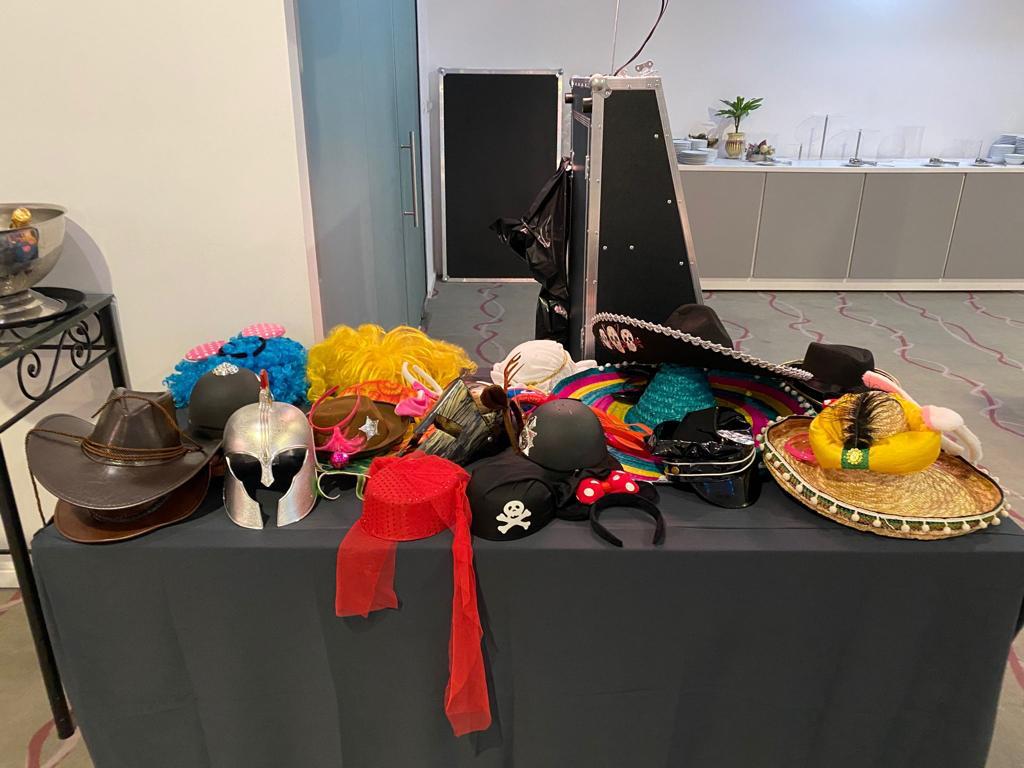 Recuzită luminoasă Happyjoybooth cu accesorii LED și ochelari amuzanți pentru distracție maximă la evenimente